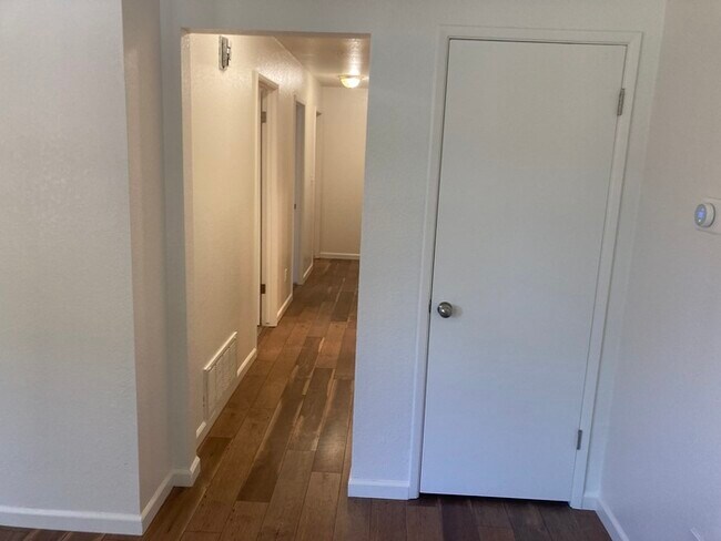 Foto del edificio - Modesto 3 Bedroom 2 Bath Solar Power Home ...