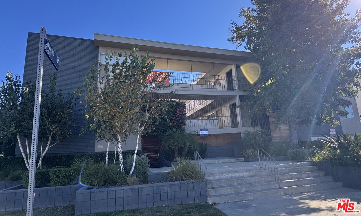 Foto principal - 7524 Sepulveda Blvd