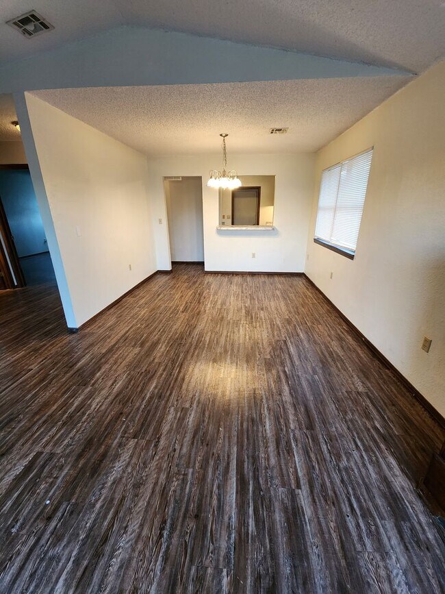 Building Photo - 2 Bedroom, 1 Bathroom Located in OKC Avail...