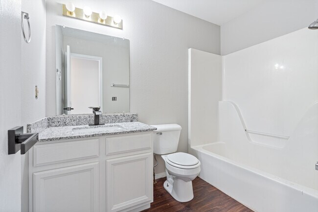 Building Photo - 950 W Eagle St