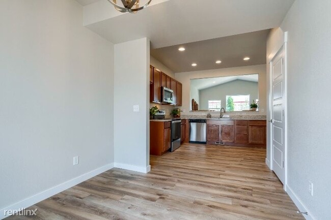 Building Photo - 3 br, 2.5 bath Townhome - 290 Chestnut Street