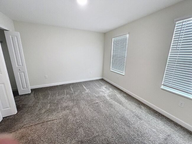 Building Photo - Spacious three-bedroom, two and a half bath home in Moss Park!