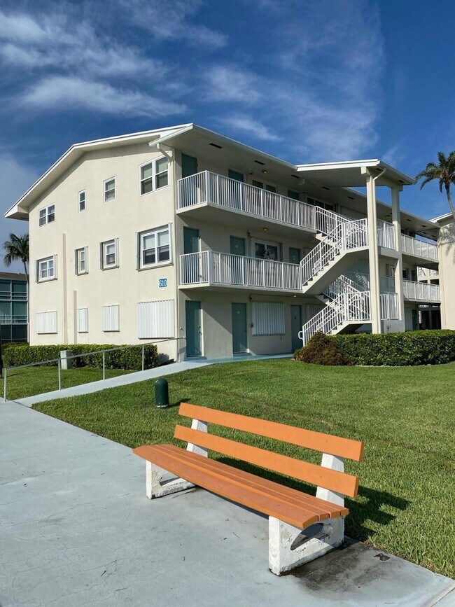 Building Photo - 610 Horizon St E