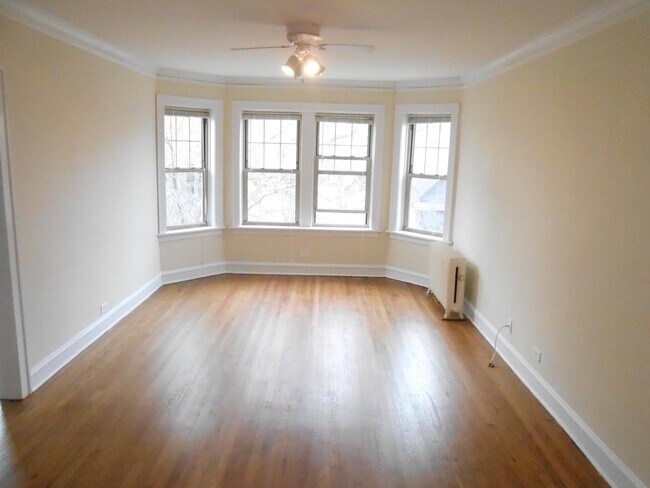 Building Photo - 914 Crain St