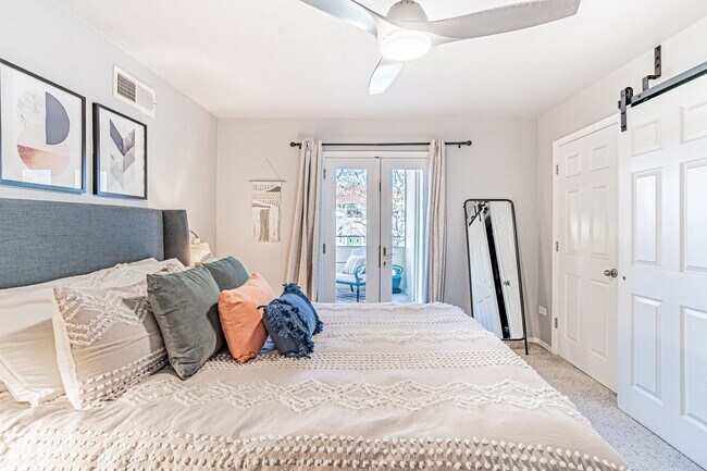 Foto del edificio - Vibrant 2 Bed 1 Bath Condo with Reserved S...