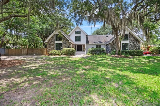 Building Photo - Available 6/15. Stunning, Fully-Rennovated...
