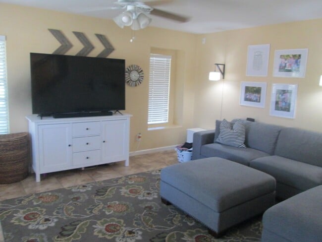 Building Photo - 3 bedroom Townhome in Green Valley availble June 1