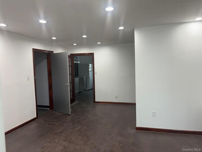 Foto del edificio - 107-05 Rockaway Blvd