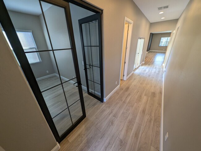 Foto del edificio - 4535 Herbert River Ave