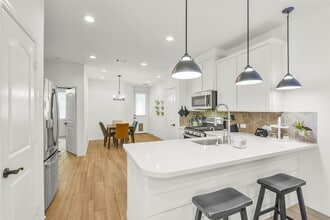 Building Photo - 5526 Hyde Park Dr