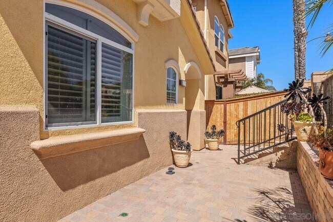 Building Photo - 533 N Cedros Ave