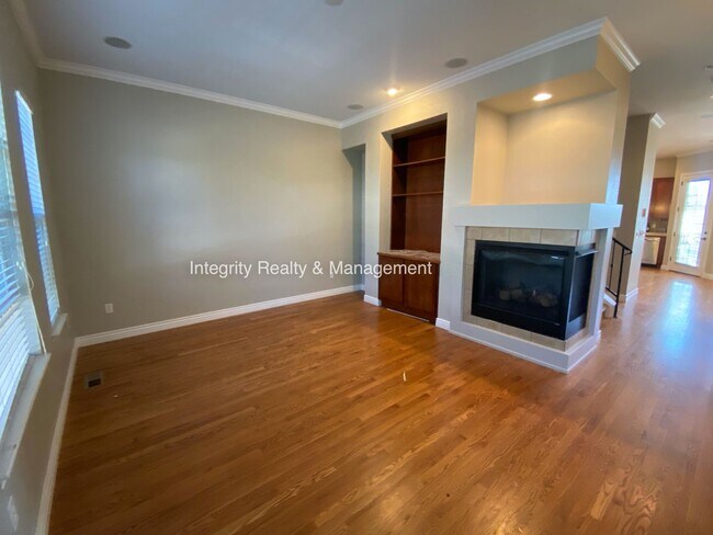 Foto del edificio - 7840 Inverness Blvd