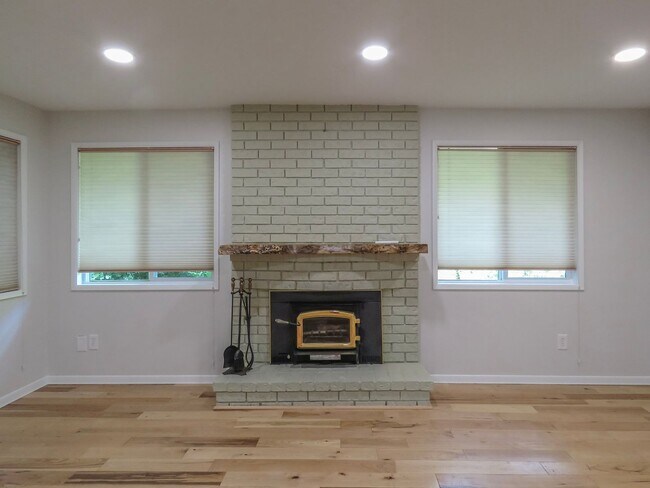 Building Photo - Move In Special- $500 of first Months rent...