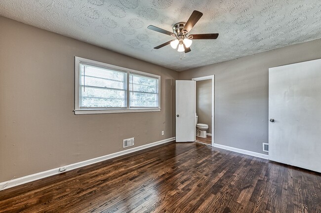 Foto del edificio - 3 bedrooms & 1.5 bath in Decatur!