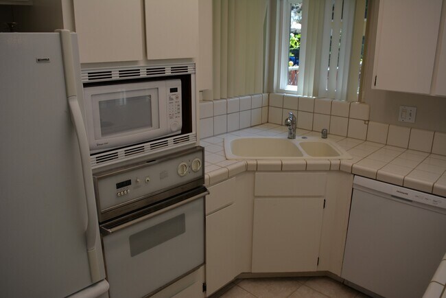 Foto del edificio - Beautiful Ground Level Front Unit with 2 C...