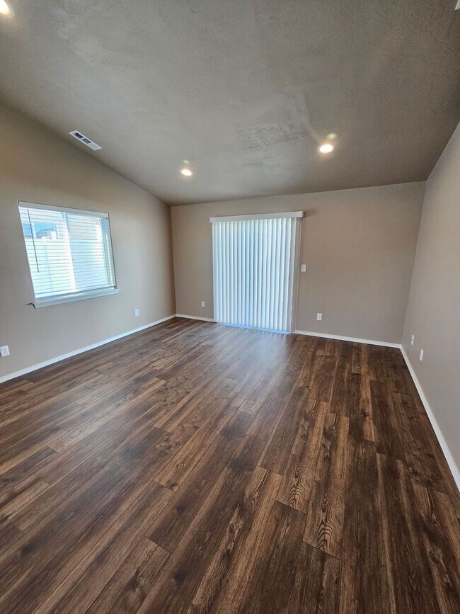 Foto del edificio - First month rent FREE with 12 month lease!