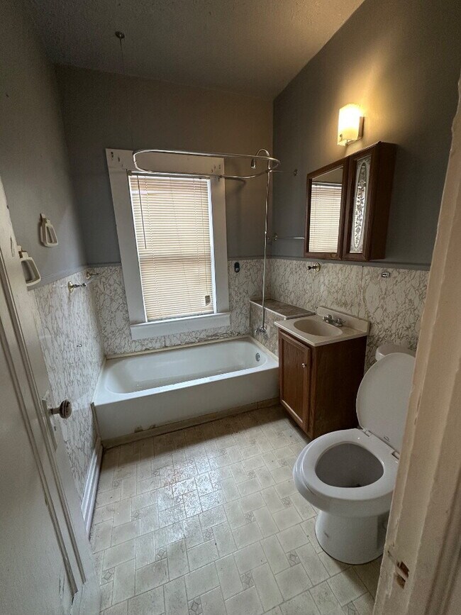 Building Photo - Renovated 2 Bedroom Apartment with Classic Character & Spacious Layout
