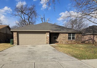 Building Photo - 715 Hallvale Dr