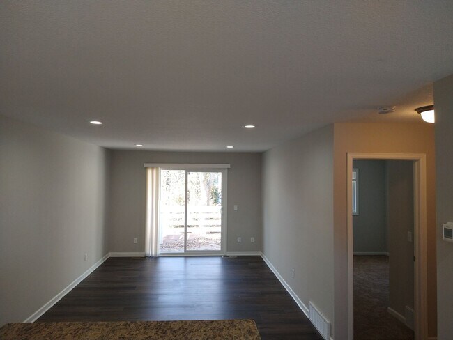 Building Photo - Cozy 3 Bed 1 & 3/4 Bath Townhome
