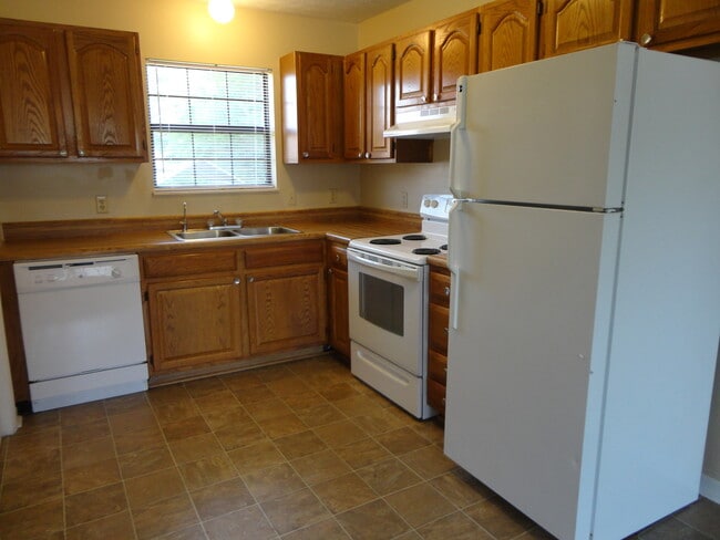 Building Photo - 2 Bedroom Duplex – Move-In Ready!