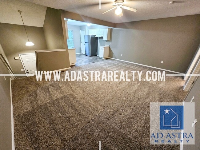 Building Photo - 2 Bedroom 2 Bath Townhouse in North Kansas...