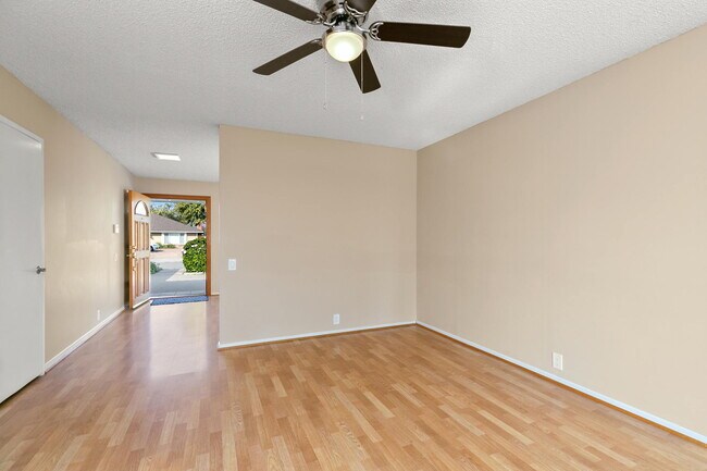 Building Photo - 1084 Pinehurst Pl