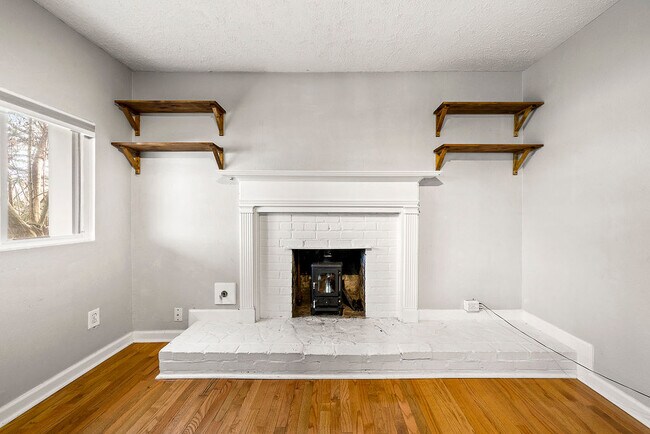 Building Photo - 899 Bouldercrest Dr SE