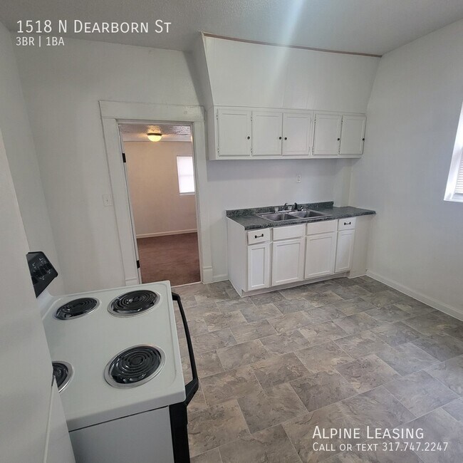Building Photo - Large Near East 3BR Home!