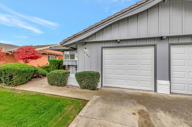 Foto del edificio - Duplex with 1.5 Bath and One Car Garage