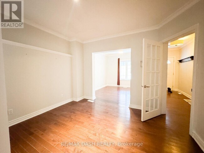 Building Photo - 1529 Queen St E