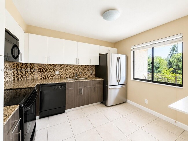 Building Photo - 405 Lakeview Dr