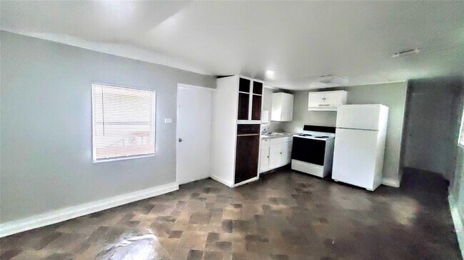 Building Photo - 914 Queenswood St