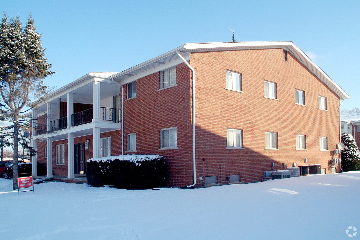 Building Photo - Colonial Manor