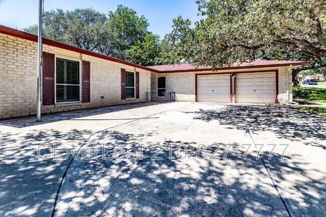 Foto del edificio - 8246 Phoenix Ave