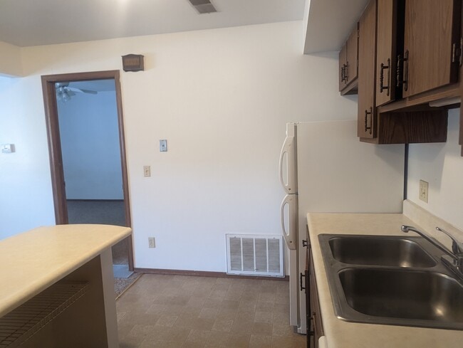 Building Photo - 1613 Lyndhurst W Dr