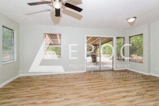 Building Photo - 1402 Duvall Dr