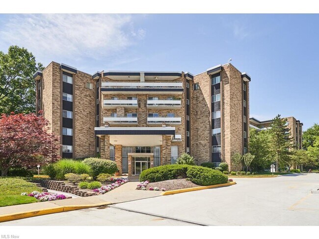 Building Photo - 2112 Acacia Park Dr
