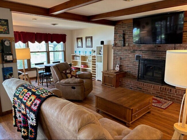 Foto del edificio - LAKE HOUSE...Furnished & Utilities/Wifi Included