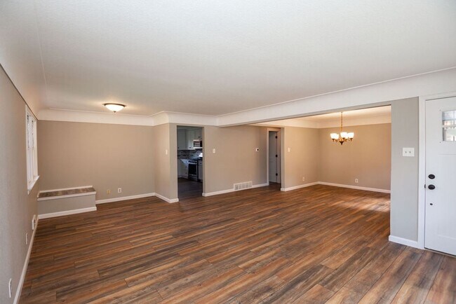 Building Photo - Charming All-Brick 2 Bedroom 3 bathroom Ranch Near Downtown Windsor!