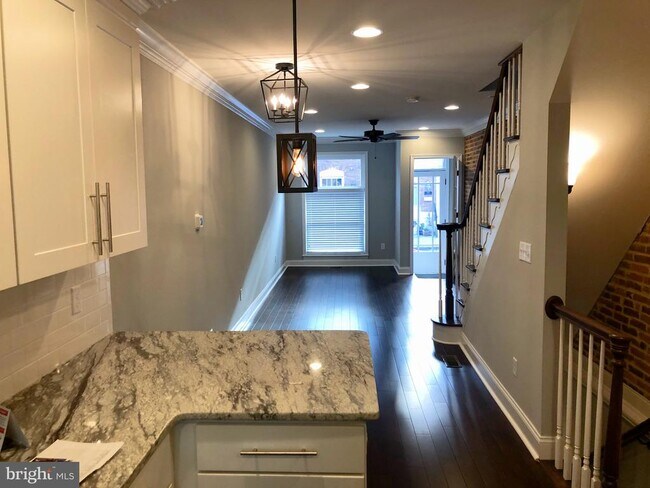 Foto del edificio - 632 S Decker Ave