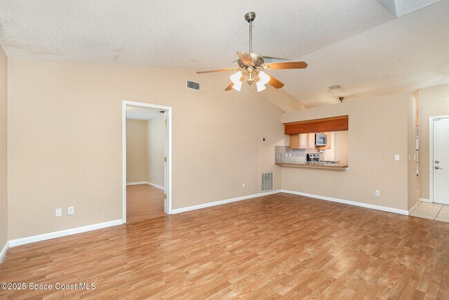 Foto del edificio - 559 Diamond Ave NE