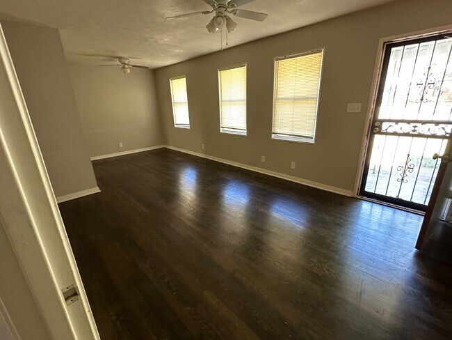 Foto del edificio - 4931 Kimball Ave