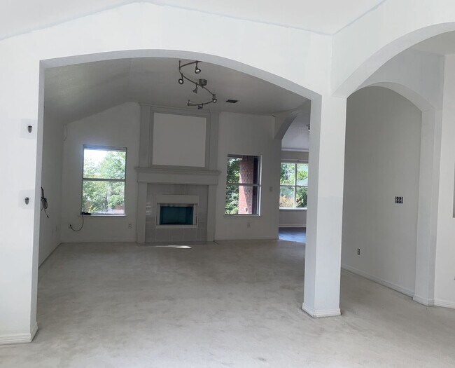 Foto del edificio - 4 BEDROOM, EASY COMMUTE