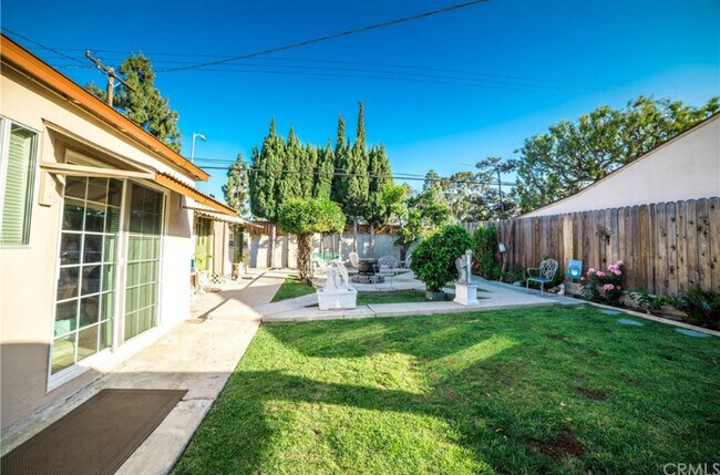 Una unidad de respaldo simple detrás de una casa - 1660 266th St
