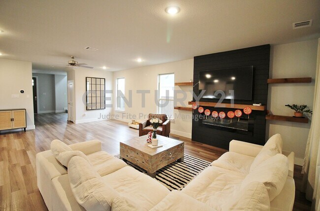 Building Photo - Stunning Two-Story, 3/2.5/2 Contemporary Home in Waxahachie For Rent!