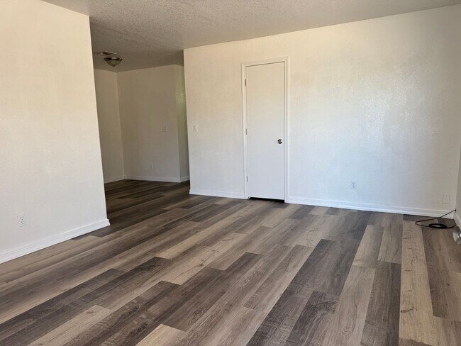 Foto del edificio - 2BD/1.5BA Duplex with 1 Car Garage in Bull...