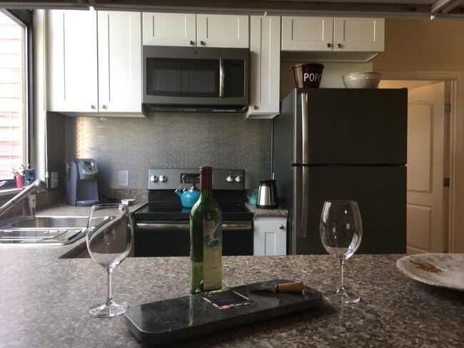 Cocina con electrodomésticos nuevos - 438 Ocean Pky