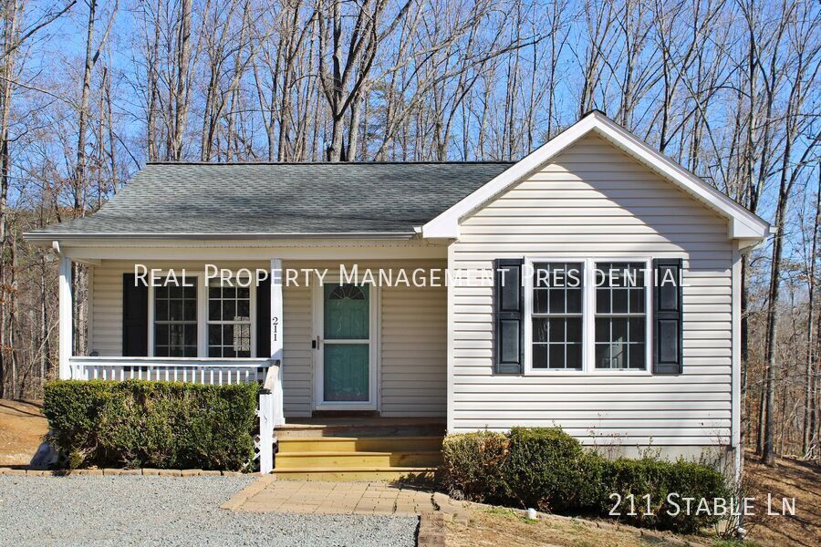 Primary Photo - Country Cottage on 3 acres