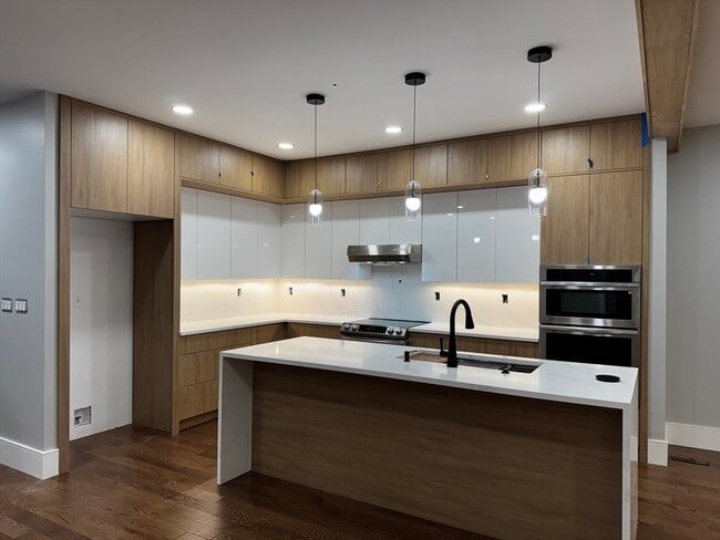 Building Photo - 12 Linden St