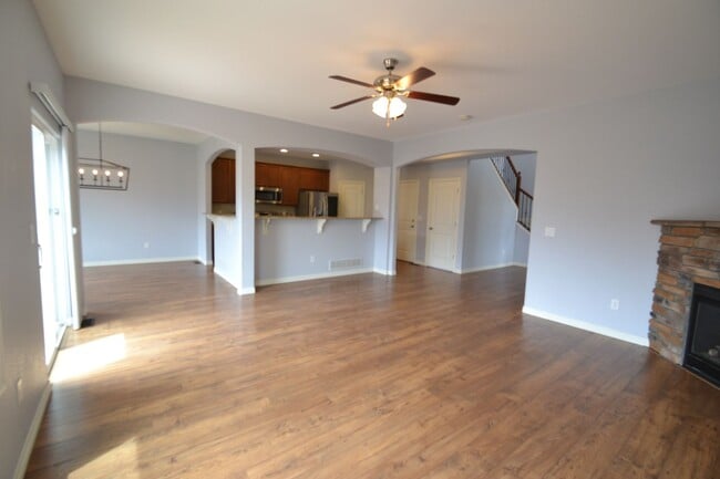 Building Photo - 5 Bed 3.5 Bath 3 Car Garage with AC